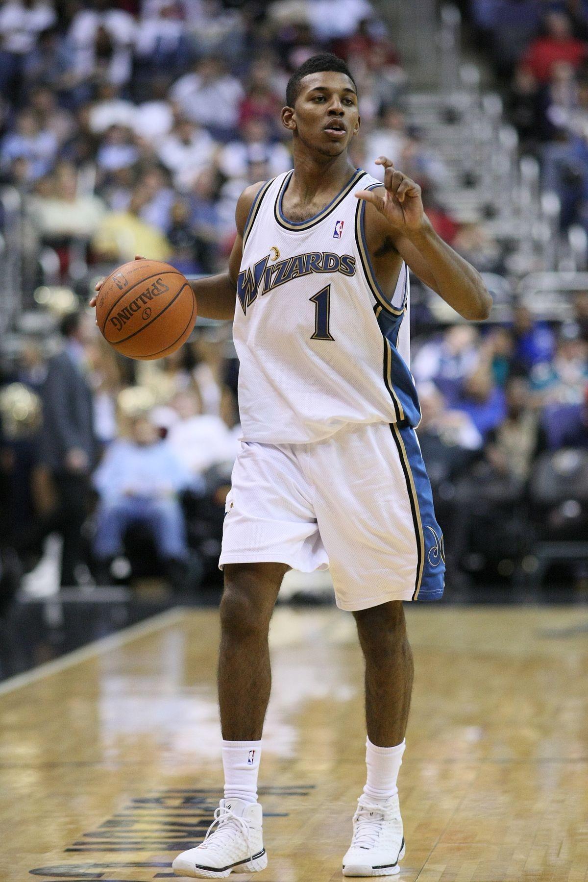 从手足无措到游刃有余，齐达内在公园学着踢毽子（齐达内公园练踢毽：从小白到高手的进阶）