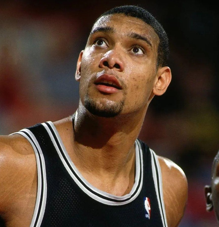 U22国足战韩国首发与负越南相比仅更换门将，王博豪继续出任中锋（U22国足对阵韩国首发沿用负越南阵容，仅门将调整，王博豪继续担任中锋）