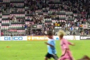 皇马盯上拜仁铁卫！2000万年薪要价令人惊喜，白衣军团再现零元购（皇马盯上拜仁铁卫：2000万年薪要价惊喜，白衣军团或再现自由转会神操作）