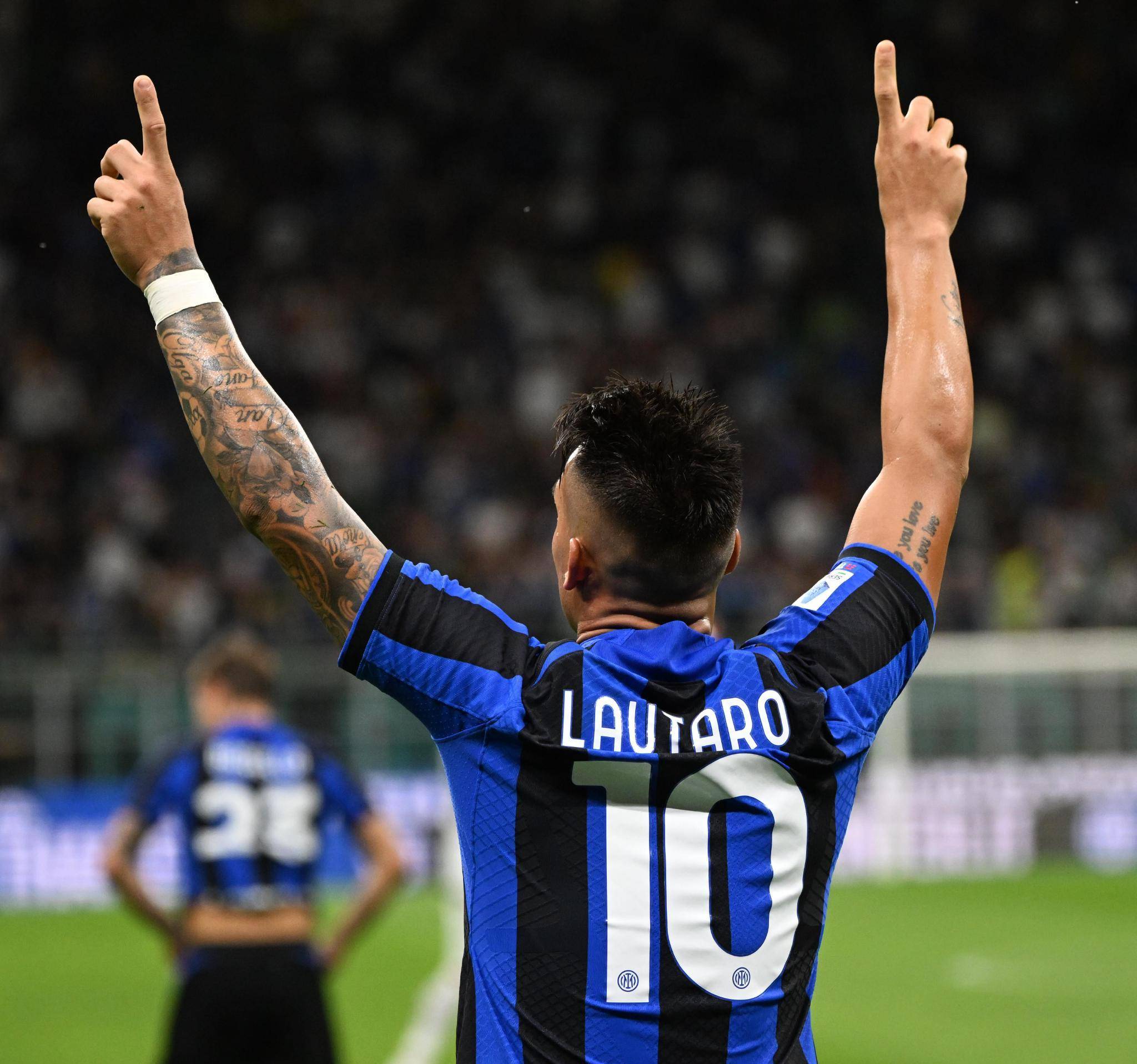 足协杯决赛——中国足坛本年度最后一场焦点战！明晚...（足协杯巅峰对决：明晚上演中国足坛年度收官之战）