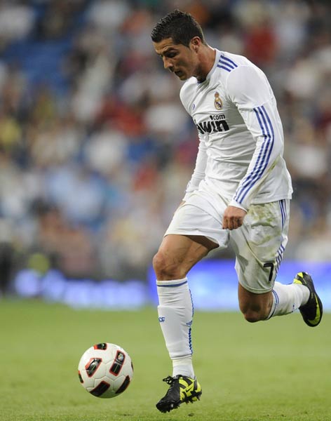 英媒：曼联对多特边锋阿德耶米感兴趣，但球员倾向于加盟阿森纳（英媒称曼联相中多特翼锋阿德耶米，球员更青睐投奔阿森纳）