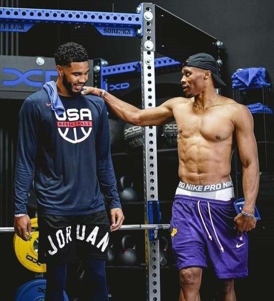 湖勇均有意！湖记：鹈鹕不愿交易赫伯特·琼斯 湖人筹码有限（湖人勇士均看中赫伯特·琼斯，湖人记者称鹈鹕无意交易且紫金军筹码有限）